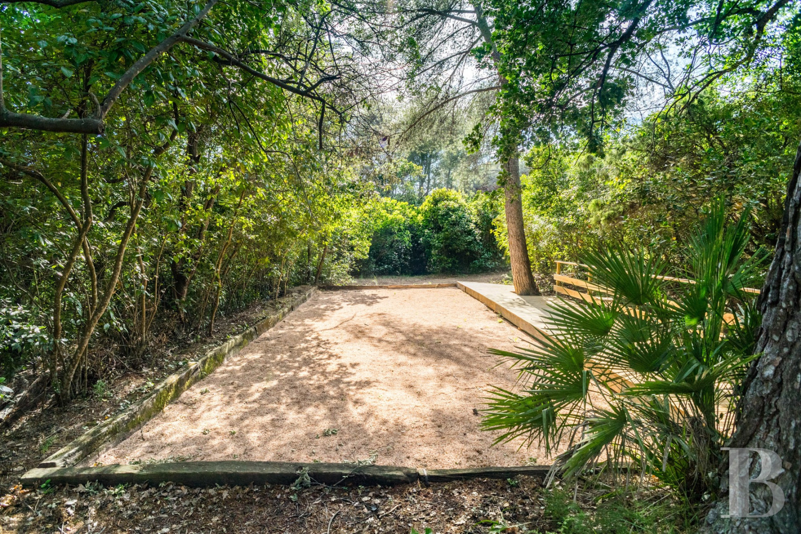 A renovated farmhouse surrounded by extensive grounds leading down to the sea, between Toulon and Hyères on the Var coast - photo  n°28